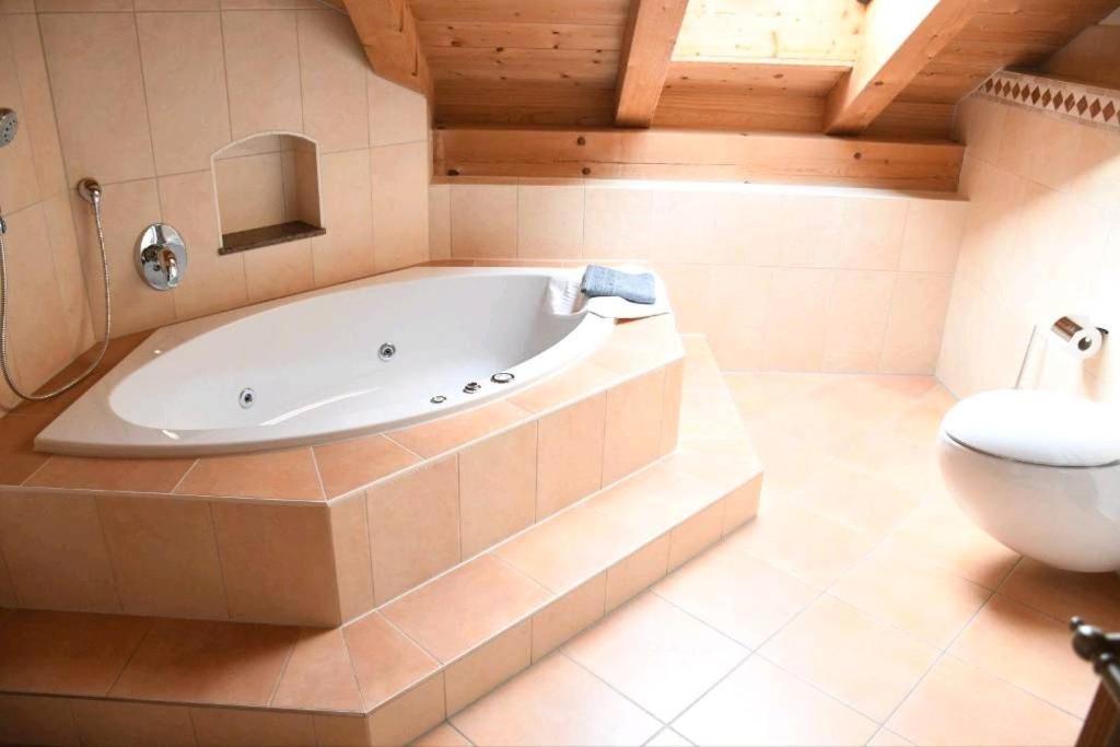 Ferienwohnung Glueck Saaldorf-Surheim Екстериор снимка